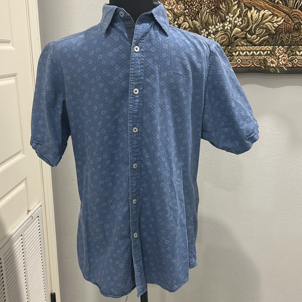 Cremieux Short Sleeve Button Down Shirt. Size S (65M)